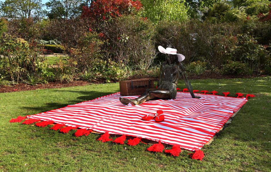 Londoners cast off their winter wardrobes, whatever the weather - Vimarsana News