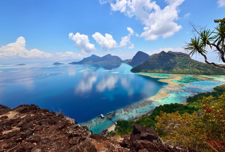 Sabah: Land of Mountains, Rainforest and Orangutan