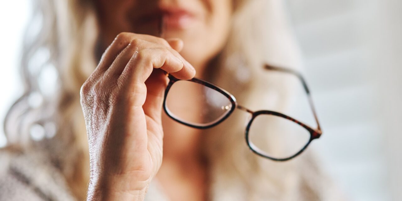 How Can You Tell If It’s Time to Replace the Lenses in Your Glasses? Key Signs and Expert Tips