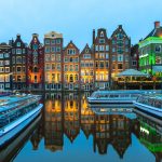 Canal cruise Amsterdam choosing between a big boat or small open boat