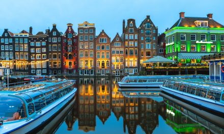 Canal cruise Amsterdam choosing between a big boat or small open boat