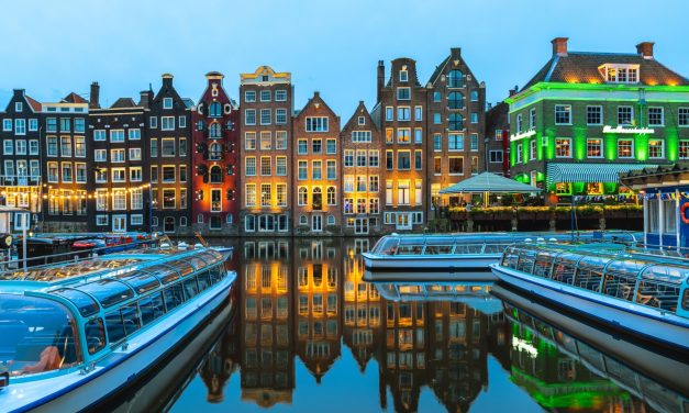 Canal cruise Amsterdam choosing between a big boat or small open boat