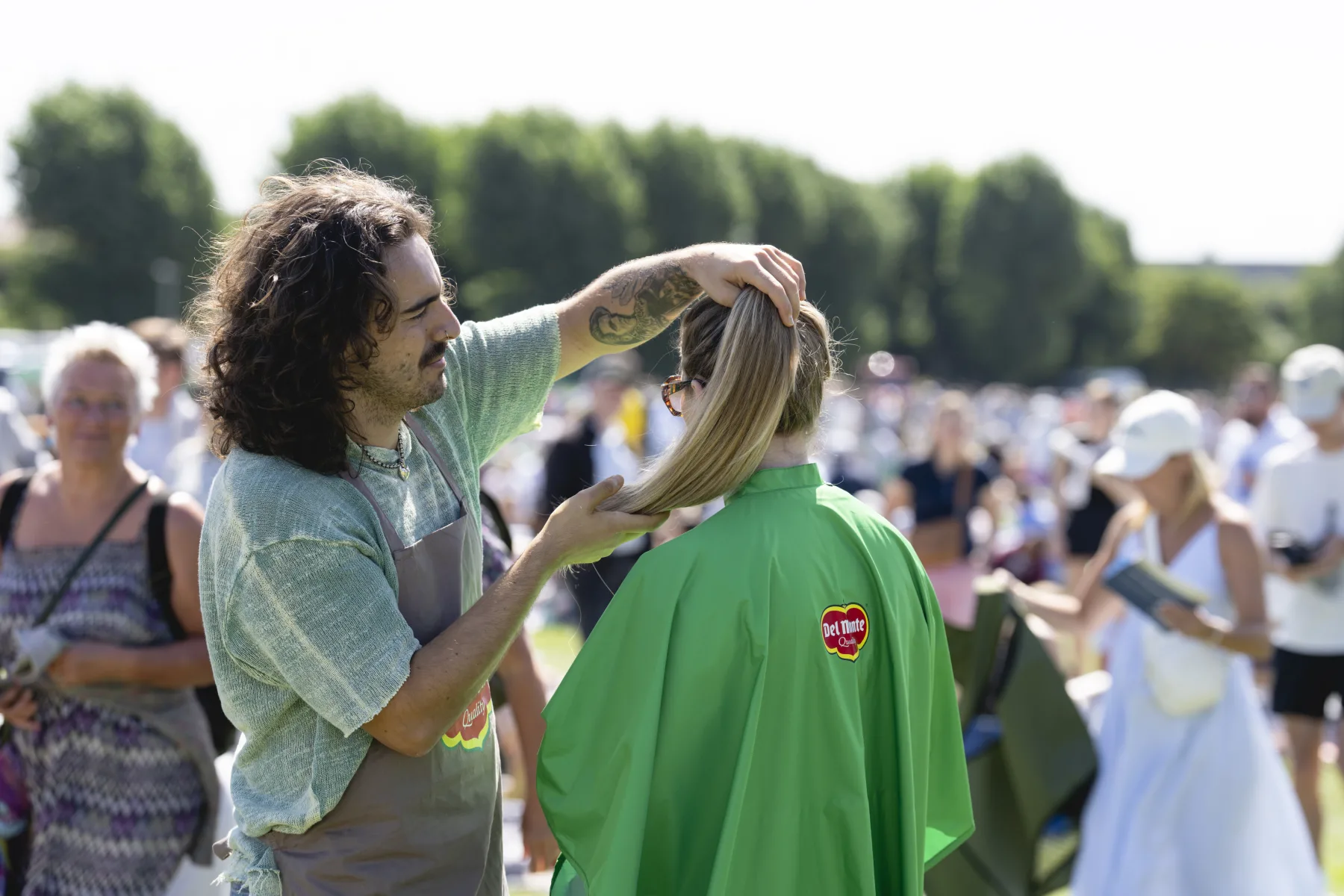ロンドンのみ:無料のヘアカットを求めてウィンブルドンに並ぶテニスファン ロンドンのみ:無料のヘアカットを求めてウィンブルドンに並ぶテニスファン