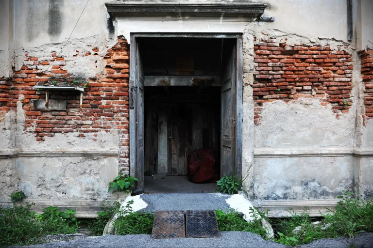 How to Actually Escape a Bad Airbnb